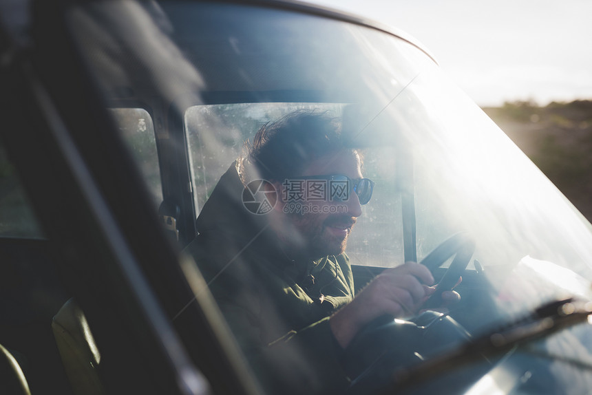 戴太阳眼镜的人驾驶汽车图片