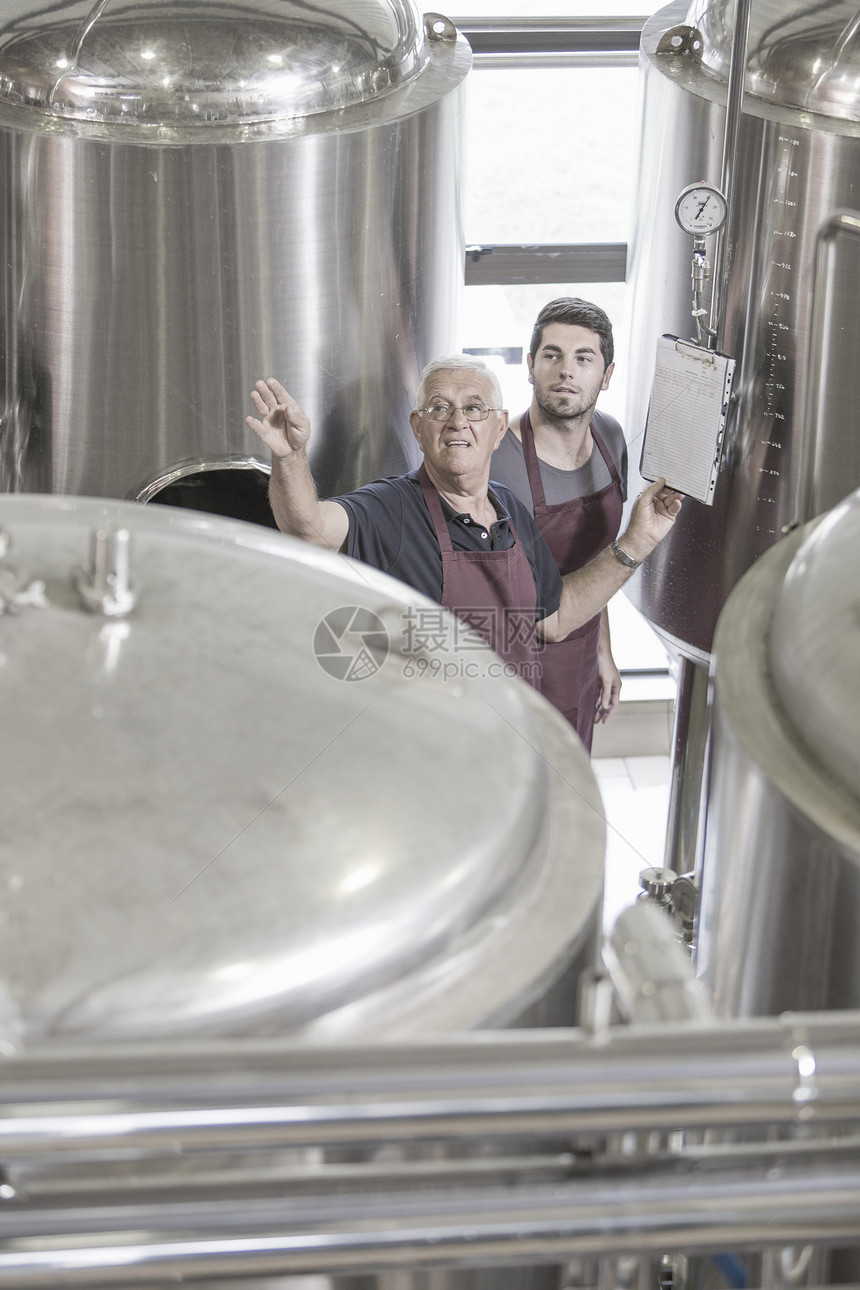 酿酒厂工人讨论啤酒酿造工艺图片
