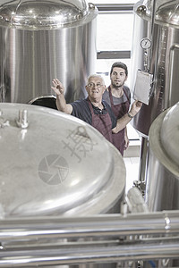 酿酒厂工人讨论啤酒酿造工艺图片
