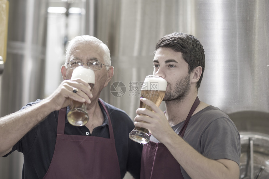 两位男性品尝精酿啤酒图片