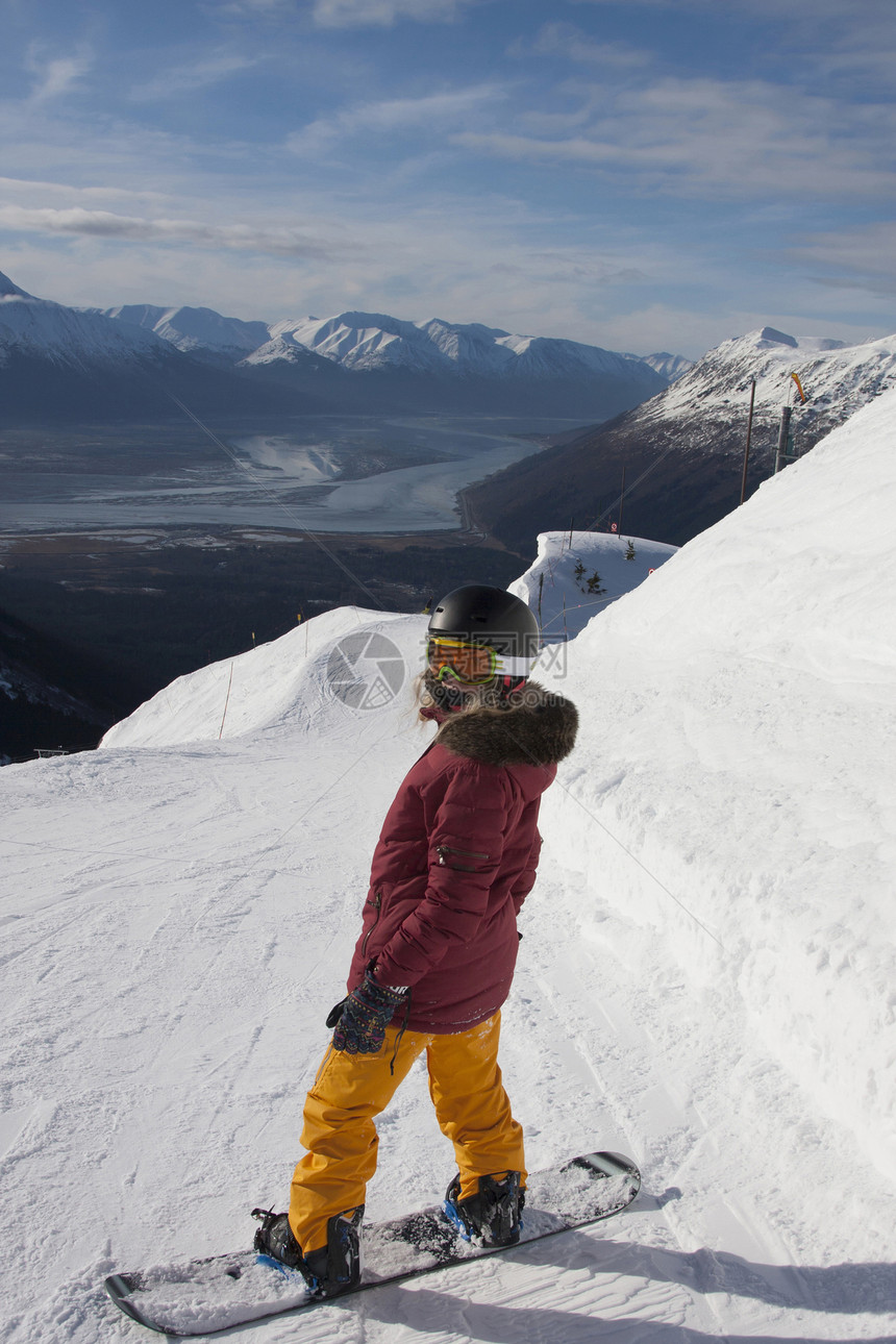 年轻女子在雪地滑雪图片