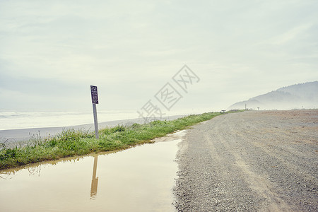 美国加利福尼亚州特立达雷德伍公路边的泥滩图片