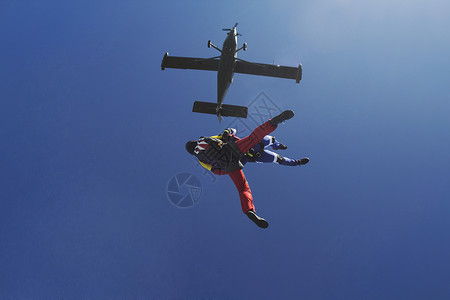 从飞机上跳下的跳伞人员图片