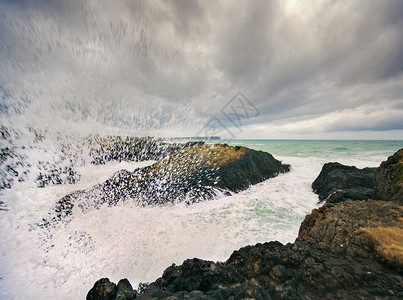 拍打在岩石上的海浪图片