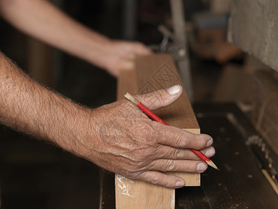 测量木头长度的工匠图片