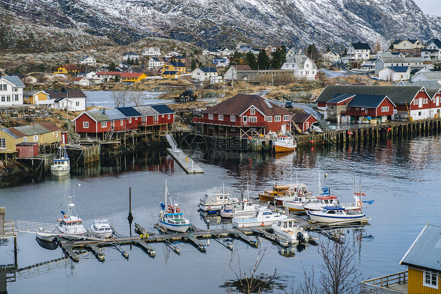 挪威罗福顿里纳港渔船图片