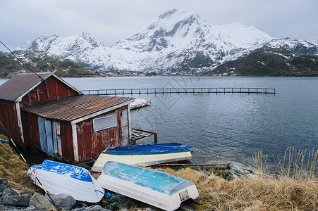 湖边渔屋和船只高清图片