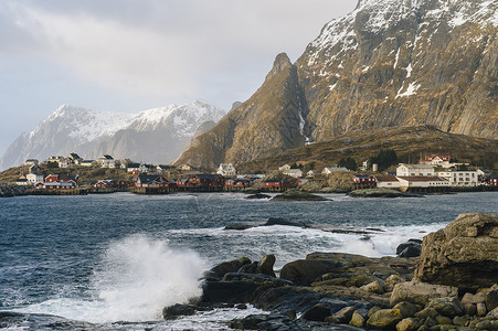 挪威里纳洛福顿的波浪和岩石图片