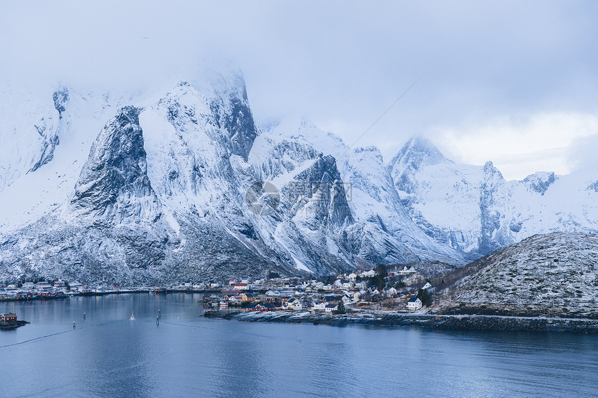 挪威洛福顿雷纳的雪冠山峰图片