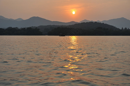 杭州湖上远处的日落图片