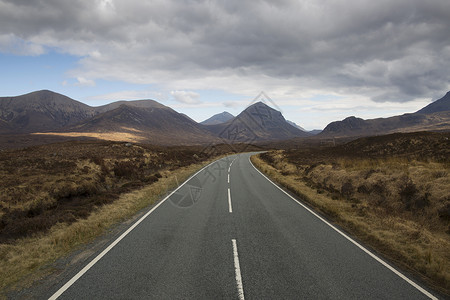 穿越苏格兰山路图片