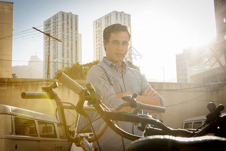 自行车旁的男人图片