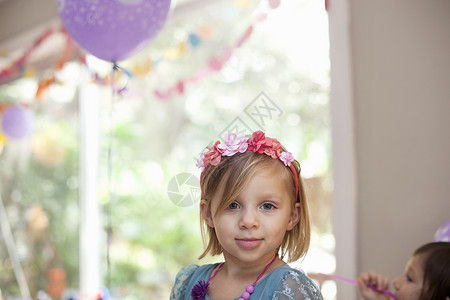 金发女孩带着花环在镜头前微笑图片