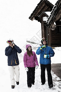 三个朋友穿着滑雪服图片