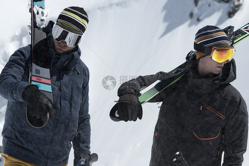 两名男子在雪地滑雪图片