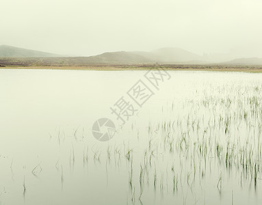 尼斯湖和遥远山区的迷雾图片