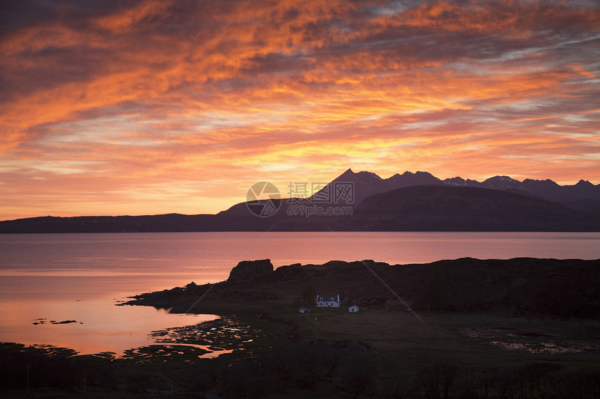 日落时雪林山脉苏格兰赫布里底斯凯岛图片