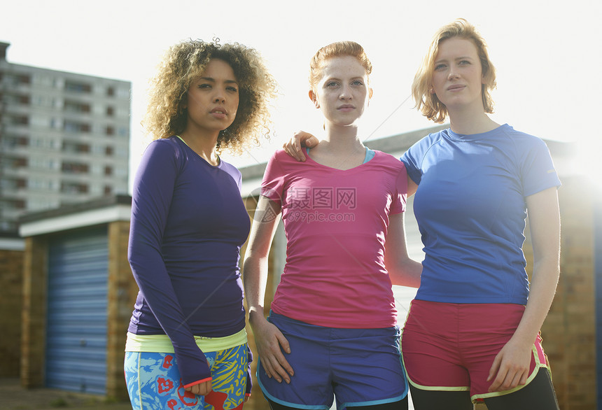 身穿运动服站在一起的3名妇女肖像图片