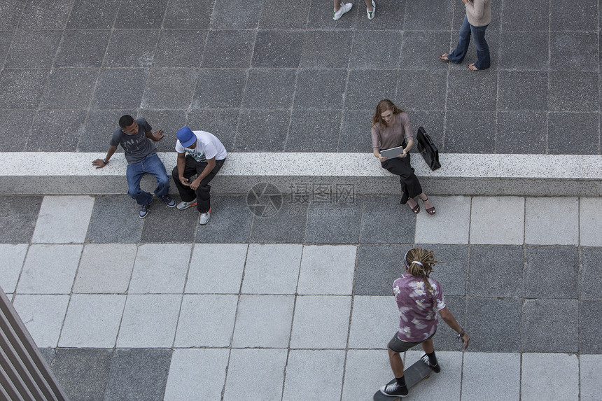 俯拍广场上的人们图片