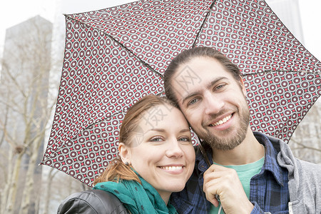 打雨伞的夫妇图片
