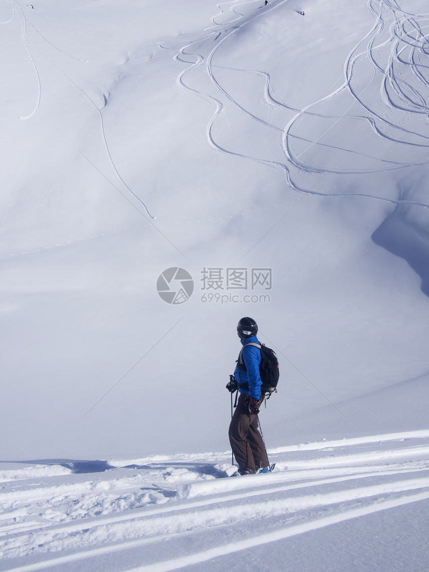 雪山户外滑雪的男子图片