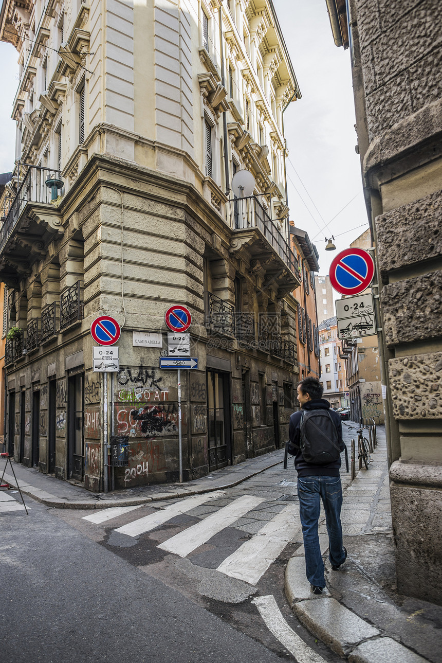 年轻人在意大利米兰街头图片