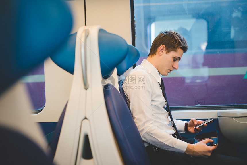 在火车上使用平板电脑的年轻人图片
