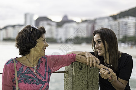 在巴西里约热内卢科帕卡巴纳海滩与母亲握手的成图片