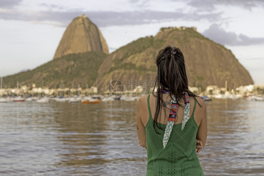 年中成妇女向巴西里约热内卢o海湾的山看望图片