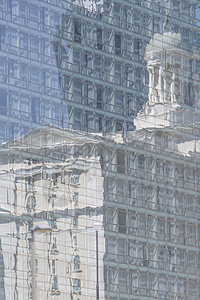 反映历史建筑的玻璃图片