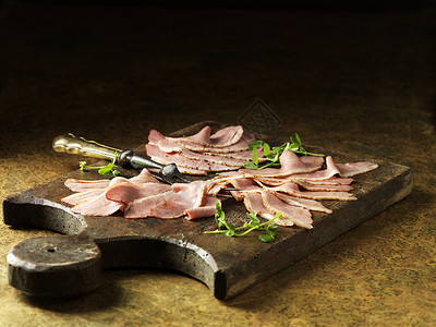 微型药草切肉版上的切片鸭肉背景