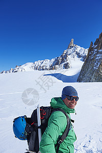法国格拉亚阿尔卑斯山上的成年男子滑雪者图片