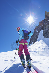 女滑雪者在法国格拉亚阿尔卑斯山勃朗峰上滑雪图片