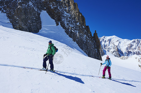 滑雪者们在法国格拉亚阿尔卑斯山勃朗峰山丘移动高清图片