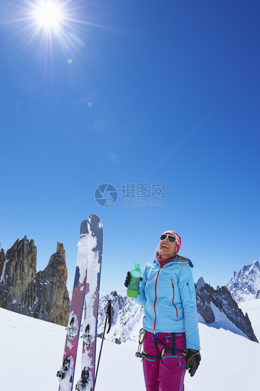 在法国山上滑雪的女子图片