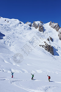 滑雪运动员在雪山上滑雪图片