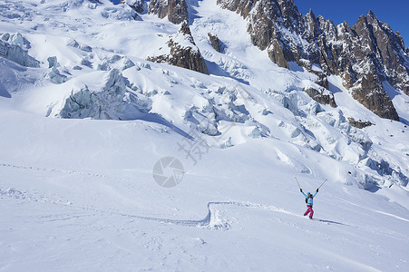 雪山上滑雪的滑雪爱好者高清图片