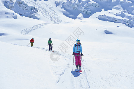 雪山上滑雪的滑雪爱好者图片