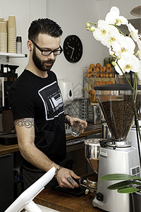 制作新鲜咖啡的咖啡师图片