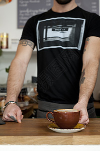 咖啡店服务员像顾客展示咖啡图片