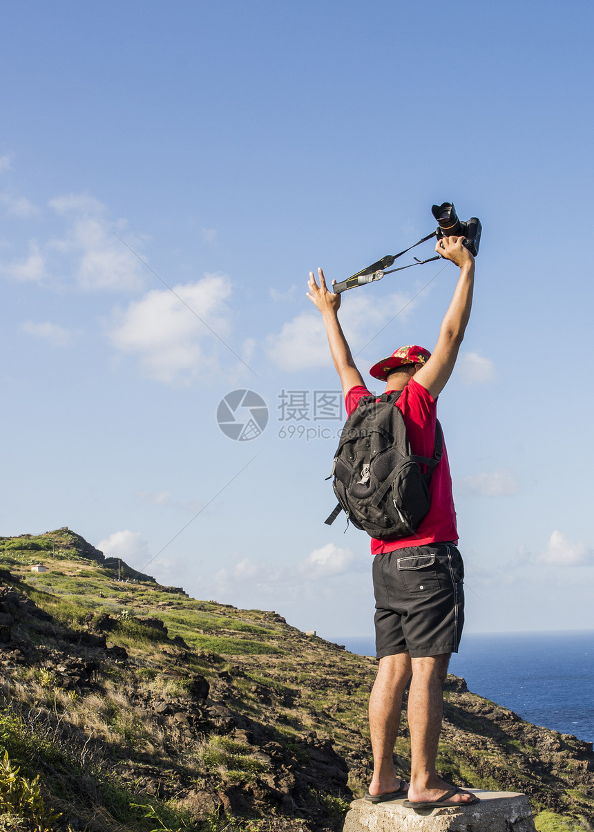 年轻男登山者图片