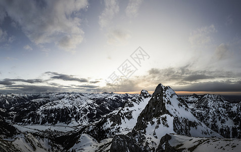 坦尼姆山脉奥地利蒂罗尔坦海姆山脉凯伦斯皮茨雪山背景