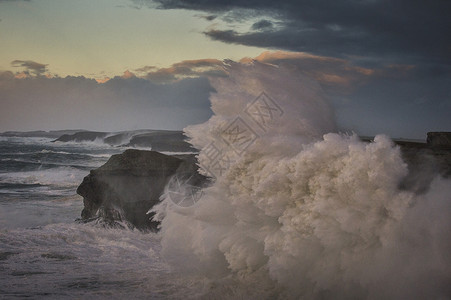 海浪拍打在岩石上图片