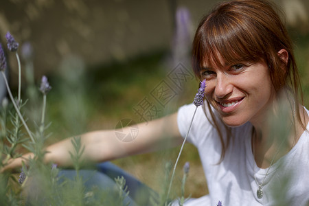 女子嗅着薰衣草微笑图片