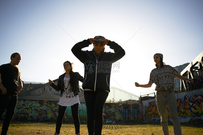 一群朋友在草坪上跳街舞图片