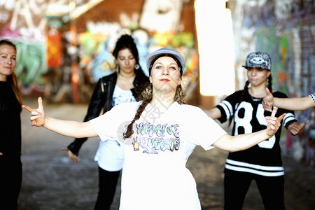 四个年轻女性在街头跳街舞高清图片