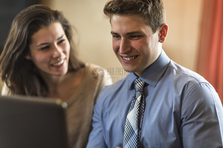 年轻夫妇在家浏览笔记本电脑图片