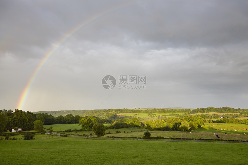 彩虹和风暴云的农村景观图片