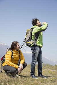 徒步旅行夫妇饮用水瓶里的水图片