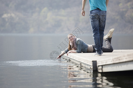 湖边码头玩耍的年轻女性图片